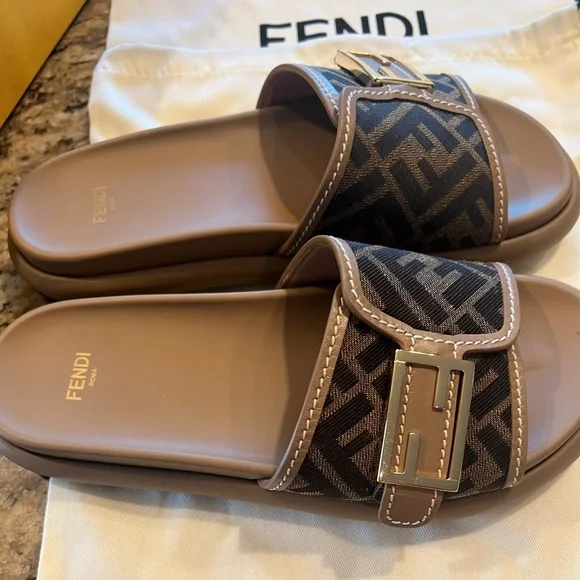 Fendi feel logo leather slides - women - Picture 3 of 4